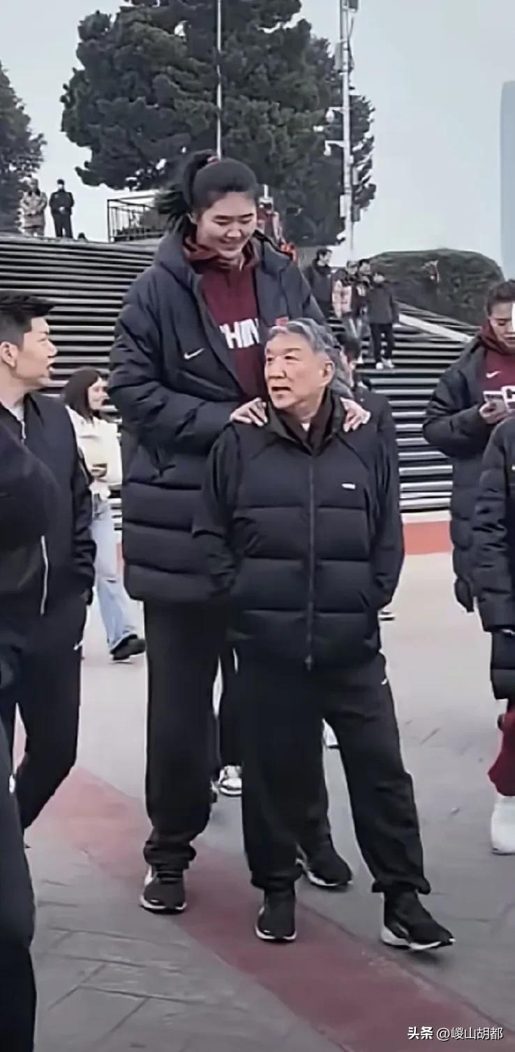 篮球天才张子宇与教练宫鲁鸣[赞][赞][赞]