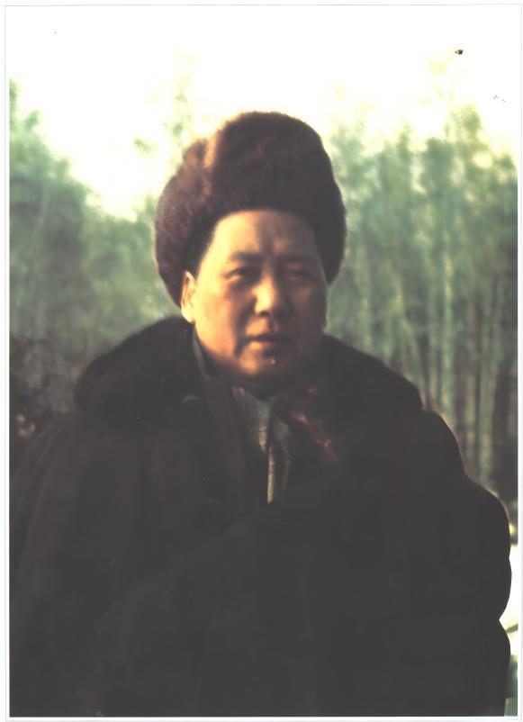 这张照片中，毛主席英姿潇洒，威武霸气。毛主席穿着厚厚的防寒服，戴着厚厚的帽子。这