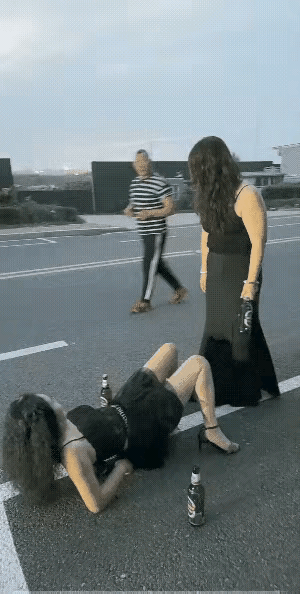 这是啥心情呀，一个女人家喝战这个样子，躺在大街上，丢不丢人吗？
