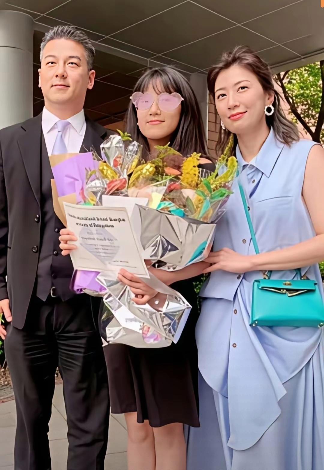 等到女儿毕业典礼两人同台碰面，就能看得出来贾静雯早就放下过往和解了。
只能说她前