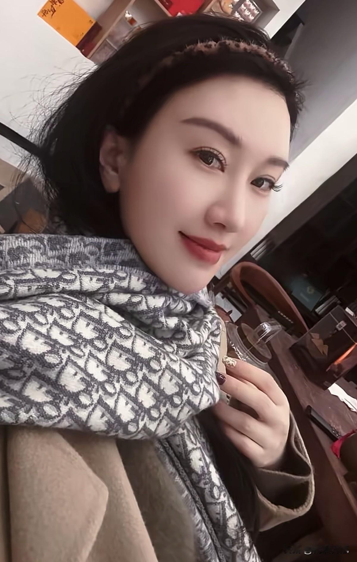 雪落无声，却为山河镀上一层温柔的光，愿你心有炭火，目含星光，不惧岁晚天寒。