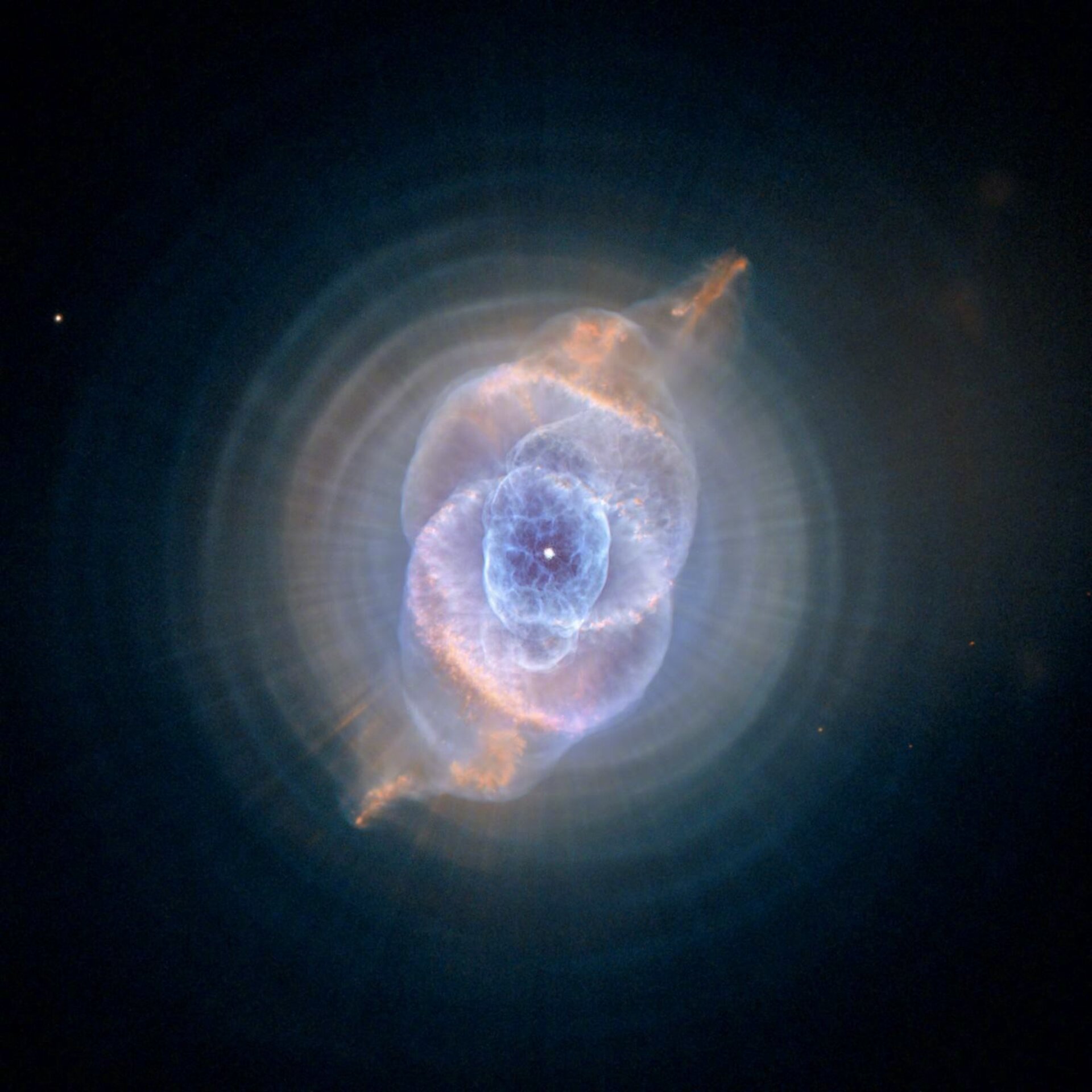 8月8日是国际猫咪日，来欣赏一下迷人的猫眼星云(NGC 6543)，他们在距离我