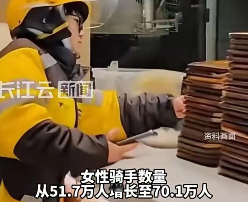 深秋的午后，小区银杏树下满是金黄，筱筱推着儿童车陪三岁的儿子玩积木，藏青色的骑手