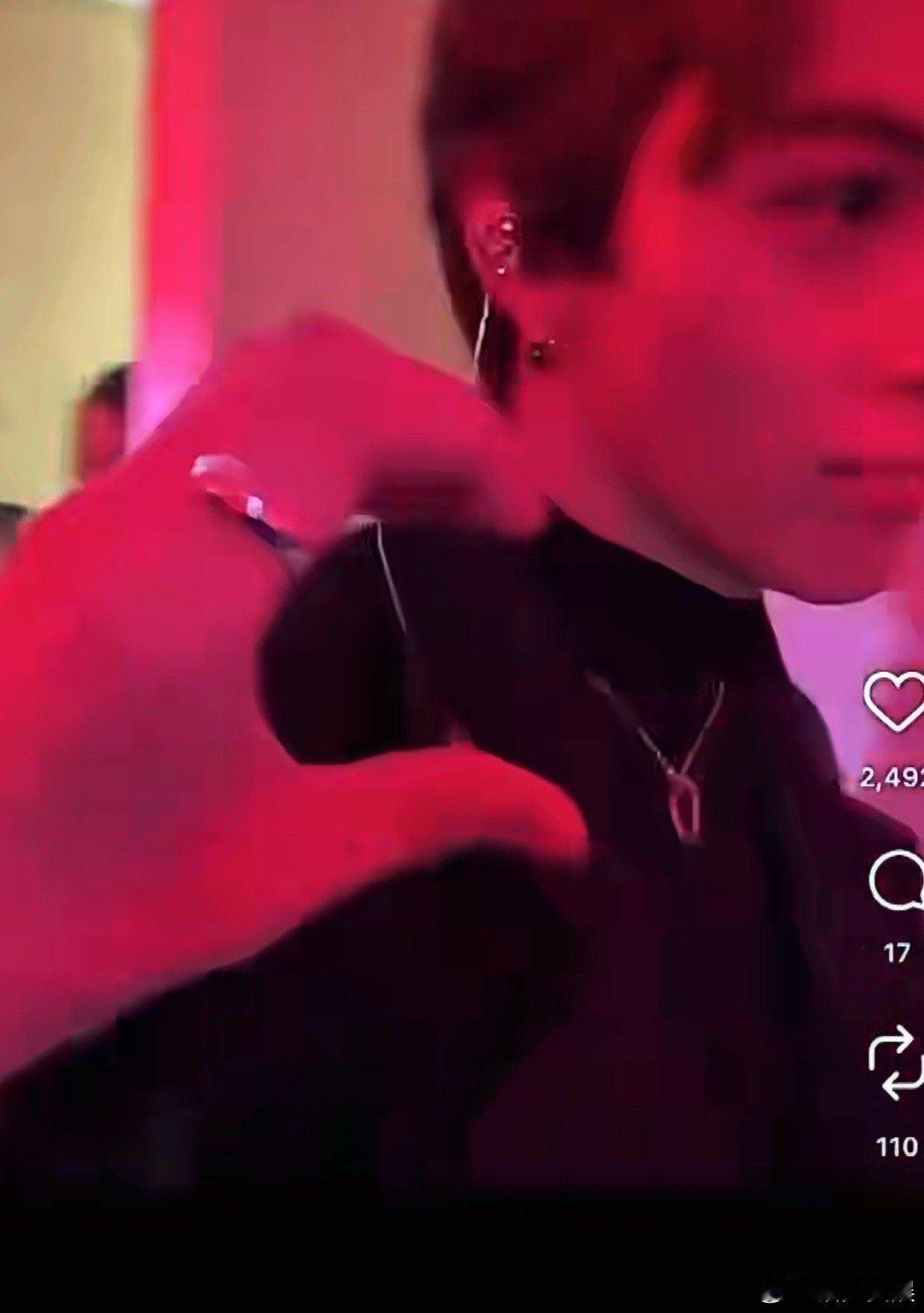 adp男成员拒绝饭撒不是，哥们，你在拽什么，爱豆不就是服务粉丝的吗？连饭撒都不做