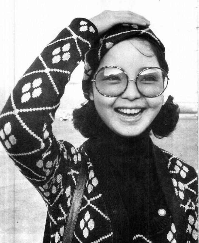 这个女孩是谁？
这张洋溢着少女笑颜的照片，让人看后难以忘怀。
这一年她17岁，打