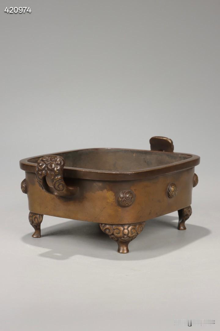 清 稀国家藏永存真宝款台几炉

规格：高7.8cm，宽17.5cm，口径14.2