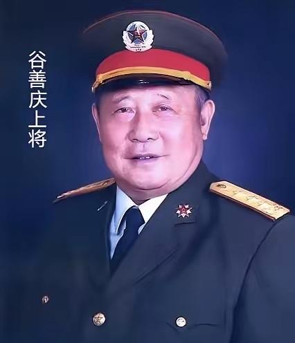 秦将军落难时，一名上尉冒死救下秦将军之子，秦将军复出后急切寻人报恩，后来上尉也官