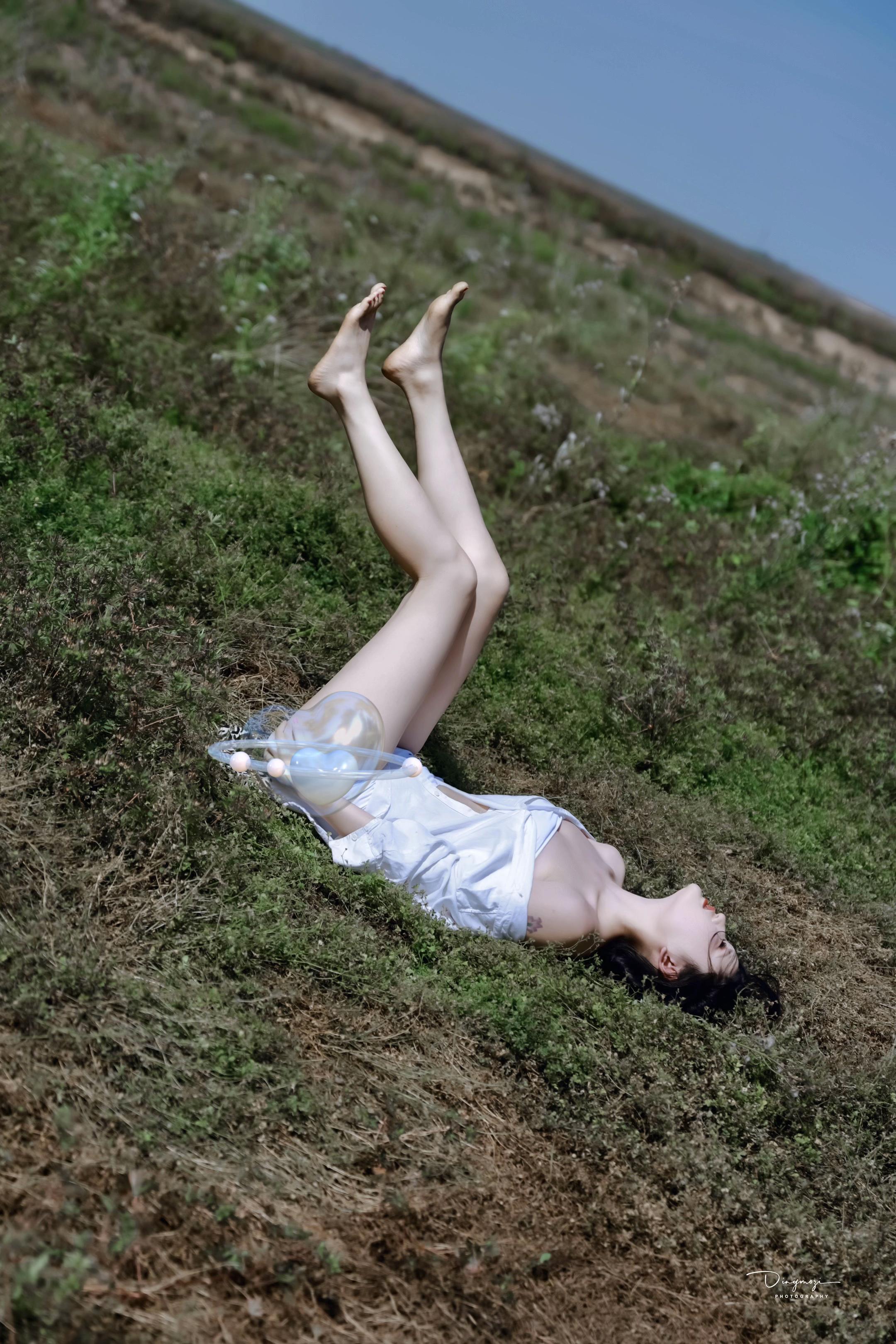 活在每一个肆意绽放的瞬间。《户外少女生命力写真》 阳光挥洒的那一刻，我...