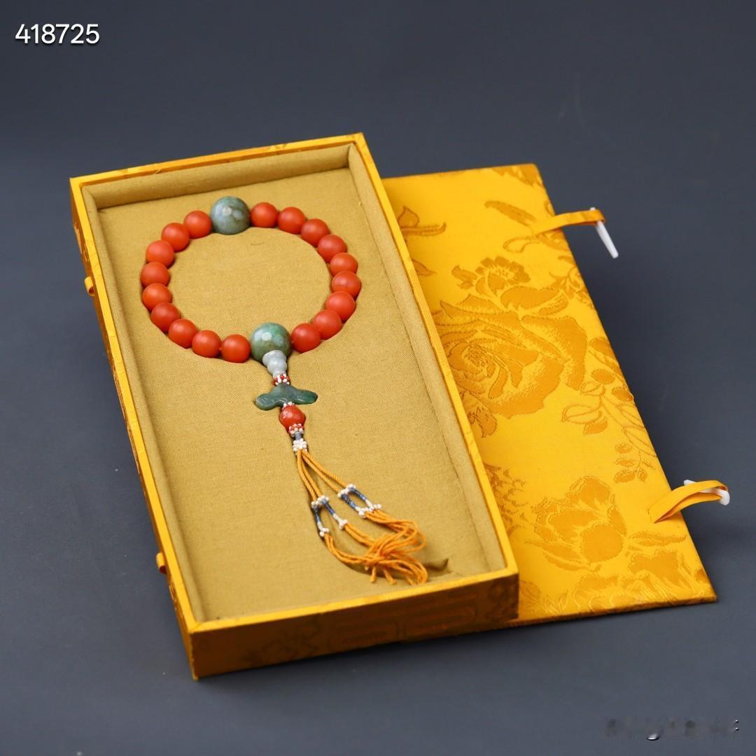 清代云南保山南红十八子手持
规格：1.5cm
重量：133.2g
主珠为南红玛瑙
