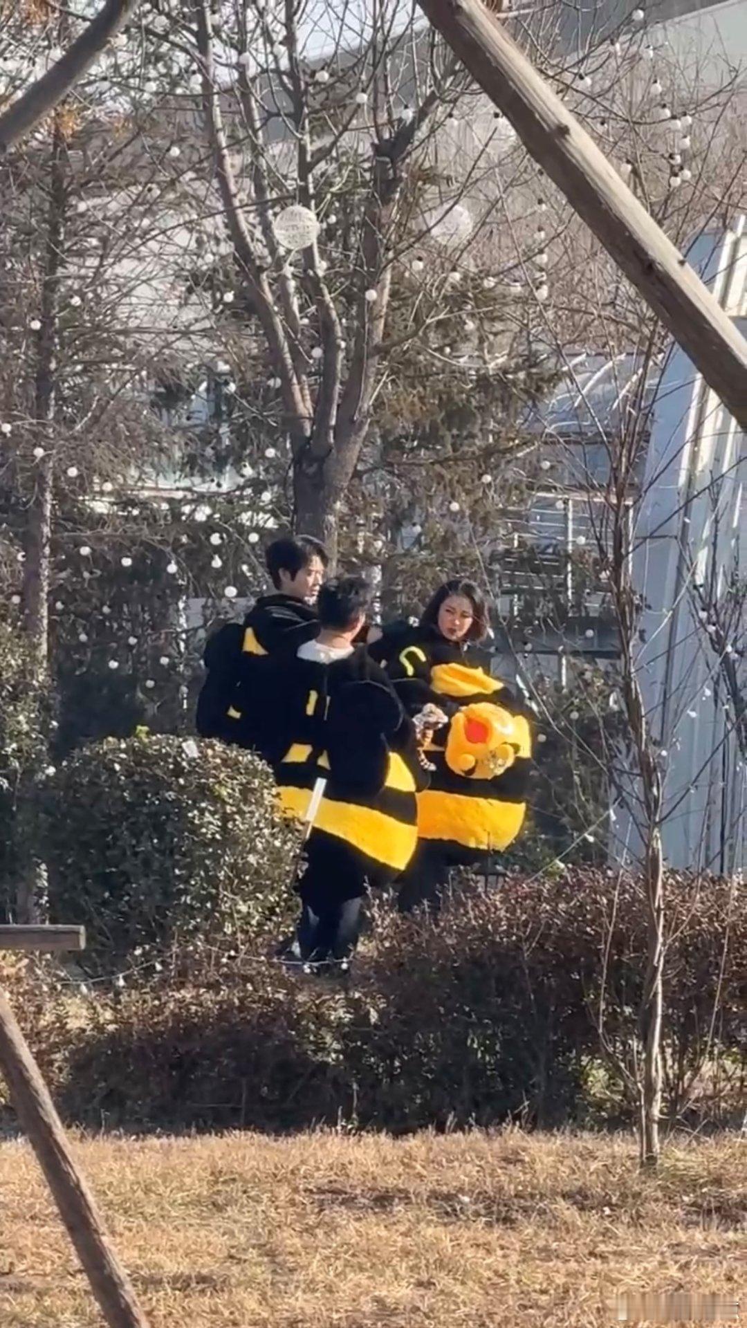 魏大勋帮高叶拉拉链周五晚高疯 就是说魏大勋在照顾姐姐这一块！！综艺路透现场穿蜜蜂