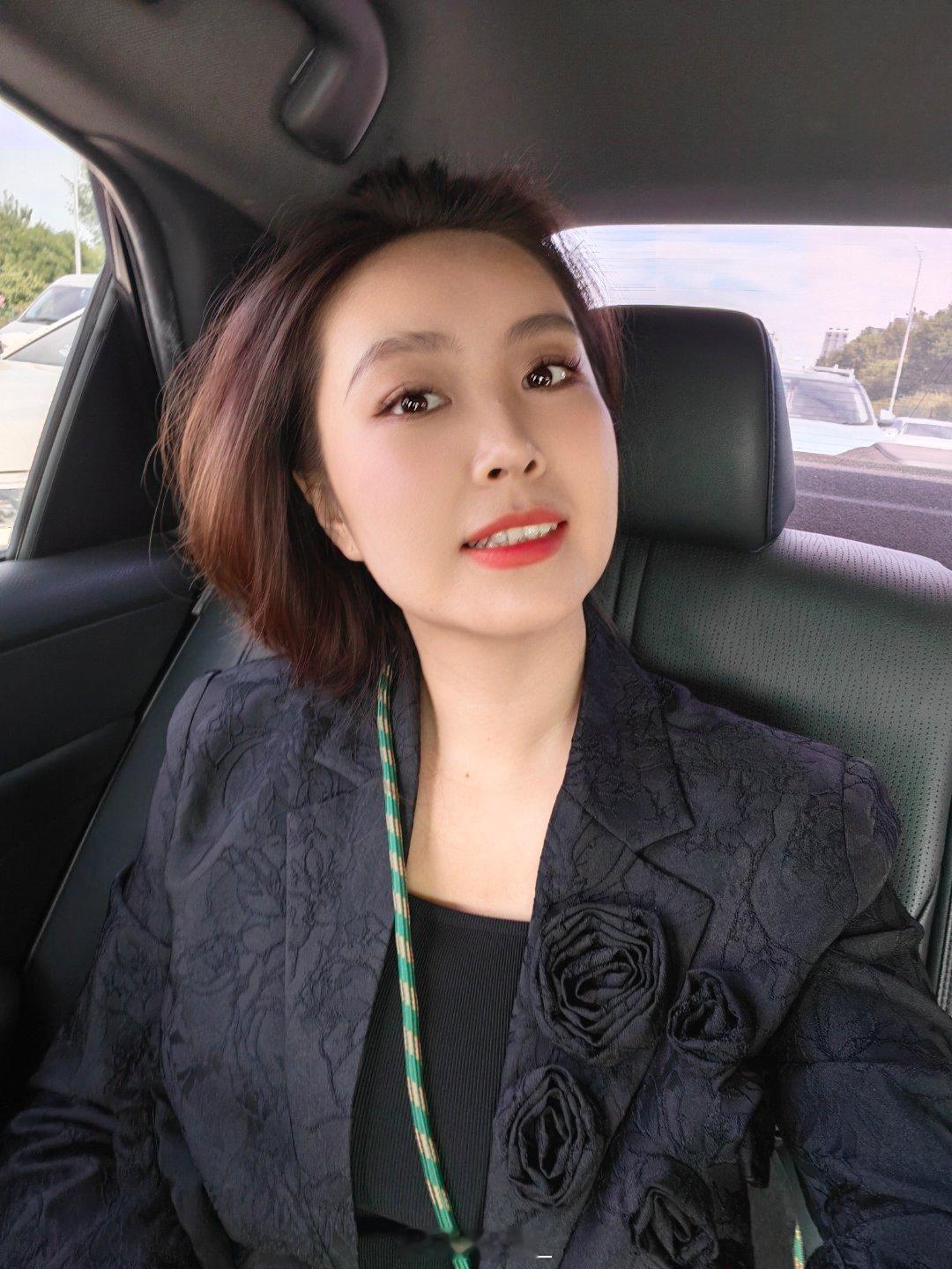 早上打了车去片场高高兴兴出门没10分钟论发型的重要性大歌碎碎念发型ootd自拍 