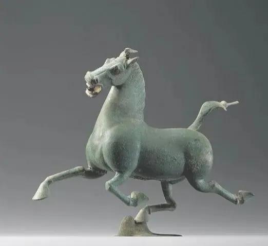 属东汉，1969年在甘肃武威雷台的东汉墓面出土。铜奔马又名“马踏飞燕”、“马超龙