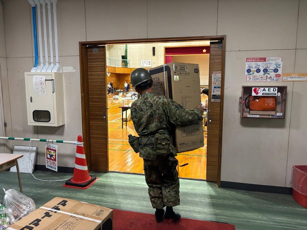 有日本民众发现，防卫大臣小泉进次郎向熊本灾区紧急运输的300台便携式空调，尽管名