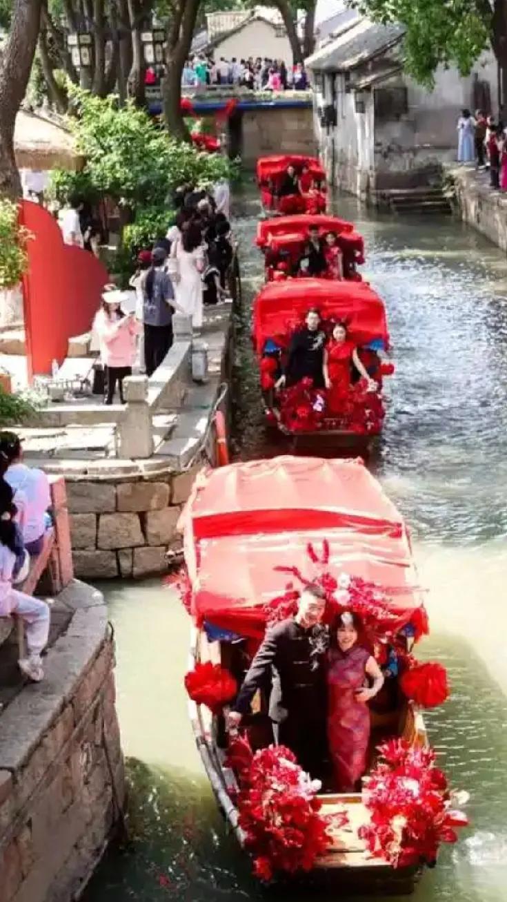 《划喜船》
原创
 
孙水波摇鼓韵扬，
喜船竞渡贺端阳。
三朝民俗承古意，
一棹