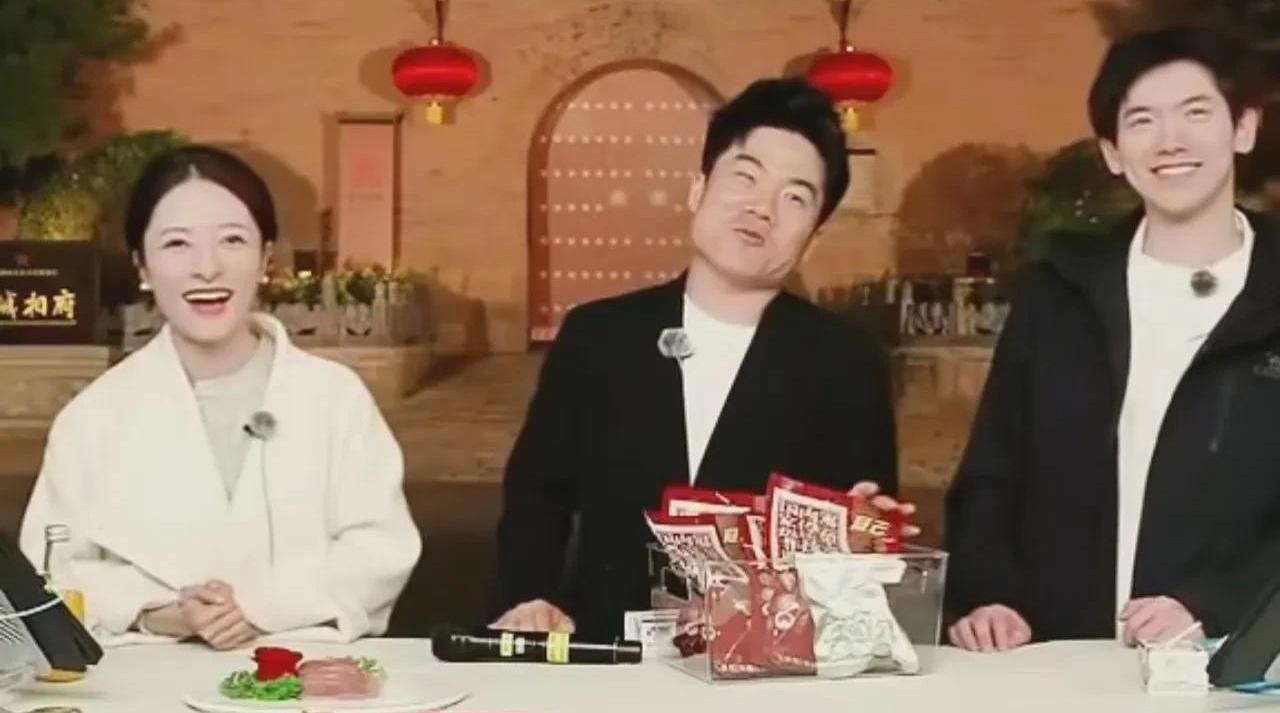 谁能想到，平时在镜头前侃侃而谈的董宇辉，昨晚能被一双眼睛当场整破防？

山西外场