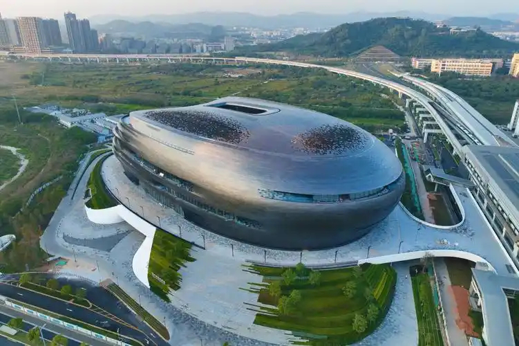 7000万粉外国网红称深圳科技没对手越来越多外界朋友看到这里的变化，着实让人开心