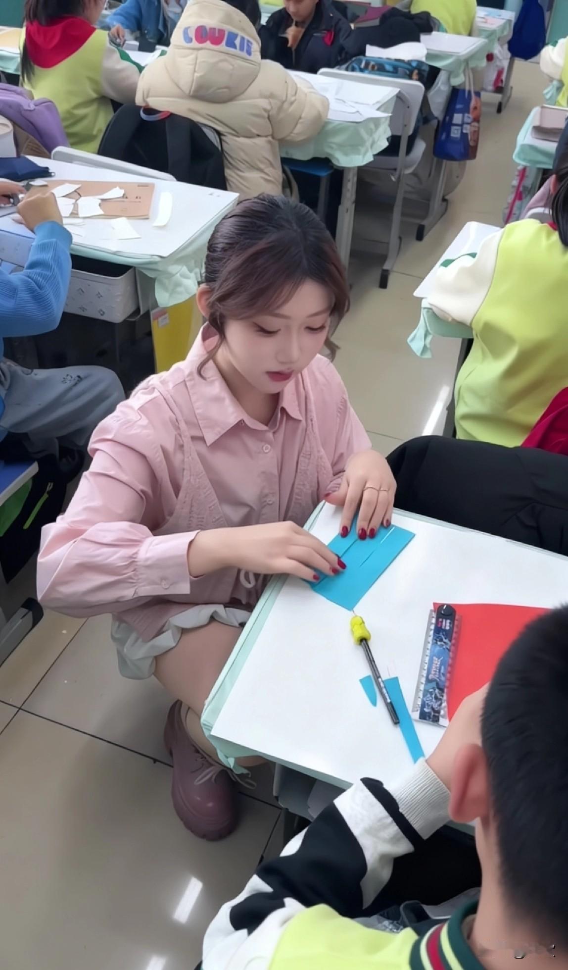 现在的老师颜值真是越来越漂亮了，我上学的时候咋没有这待遇呢教师 颜值