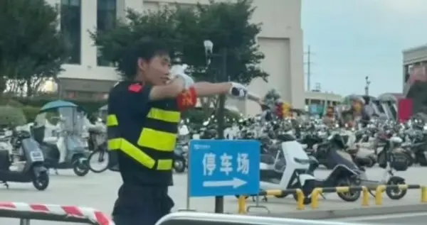 18岁男生兼职保安因服务热情走红，商场总经理：发购物卡奖励，他完成学业可正式入职