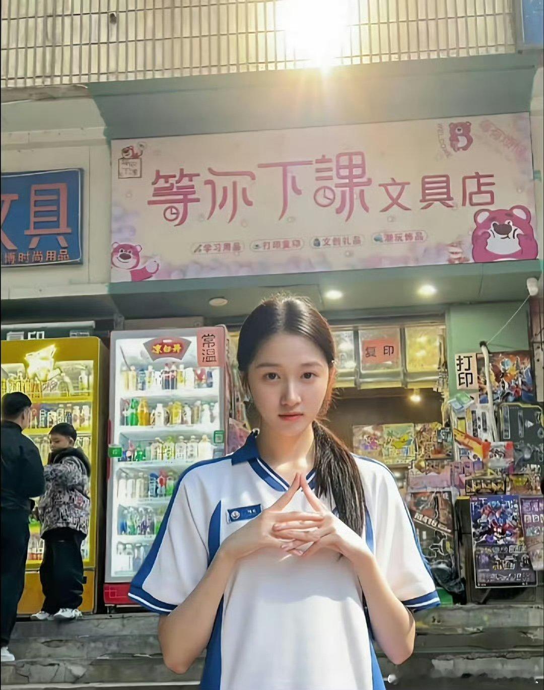 关晓彤这样简简单单的就已经很好看了关晓彤生图颜值 ​​​ 关晓彤这样简简单单的就