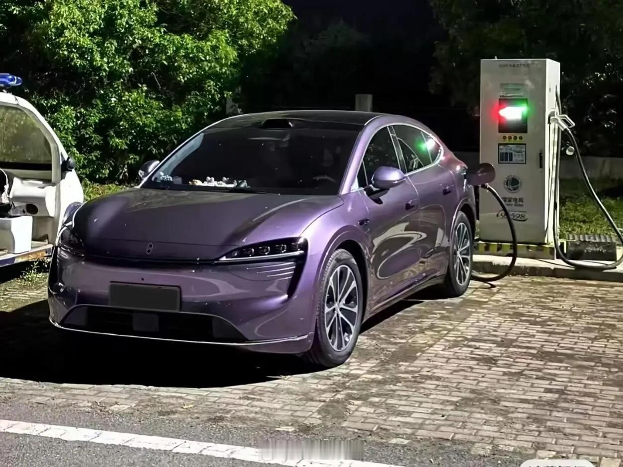 智界 R7 车标，各位觉得是字母好看还是车标好看？🤔鸿蒙智行 ​​​