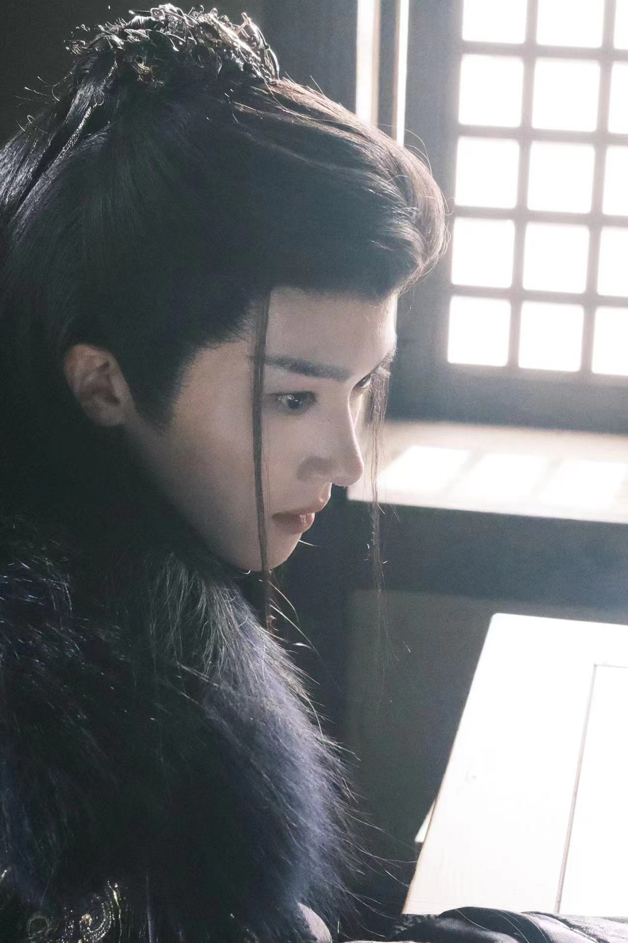 #烽影燃梅香杀青# 闫桉和《烽影燃梅香》男二华容简适配度也太高了吧，终于让我等到