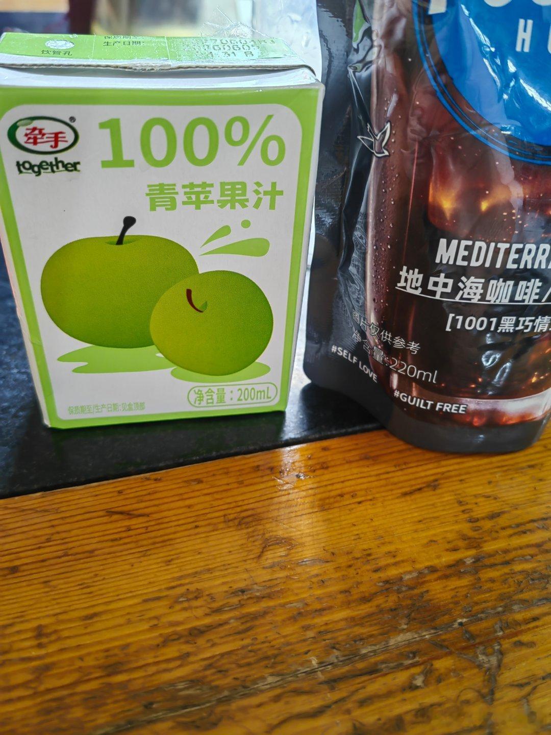 生活手记 最近喝的咖啡，刚做了一杯冰美式，加了一点点柚汁，挺好喝的～ 