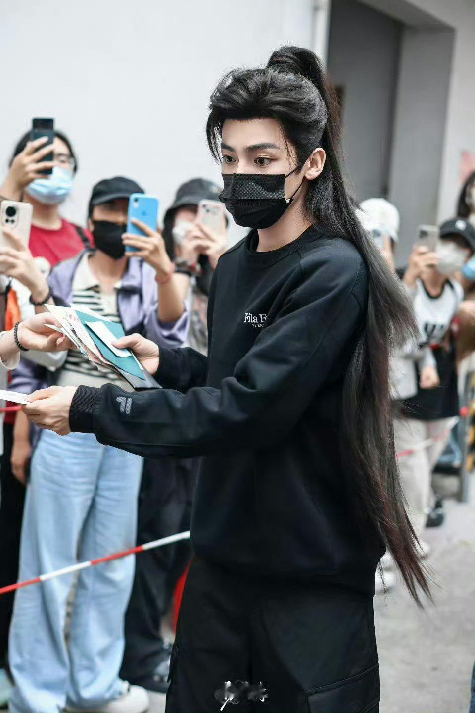 好多粉丝在等侯明昊啊，人气惊人啊 ​ ​​​