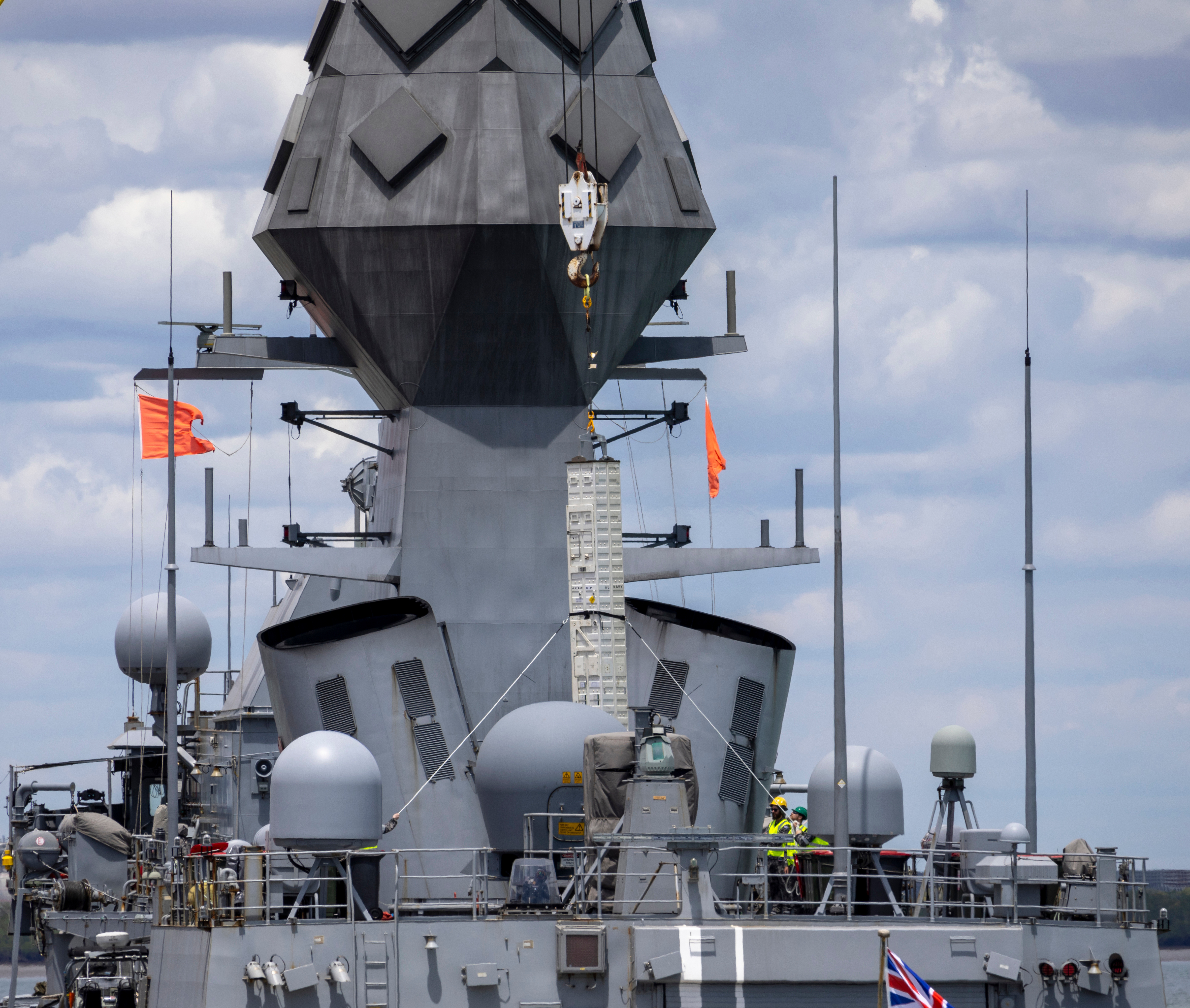 9月中旬，骄阳似火。达尔文港某军用码头，澳海军某军械技术保障大队正在进行雷弹吊装