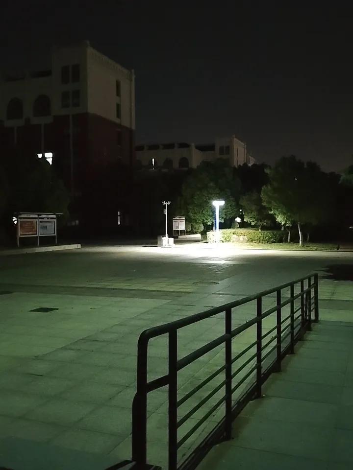 夜色中的浪漫漫步，手牵手，心连心。