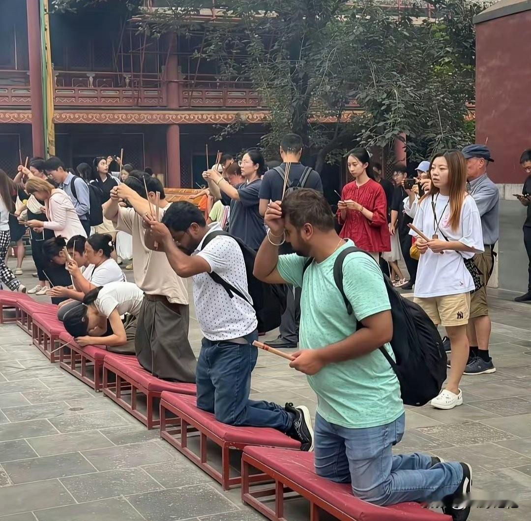 近日有网友反应，每天都有不少印度人在北京雍和宫虔诚地跪拜上香，有谁知道印度人在中