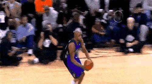 卡特扣篮，就是一句话：别人玩的是扣篮，他玩的是地心引力。
 
2000年全明星，