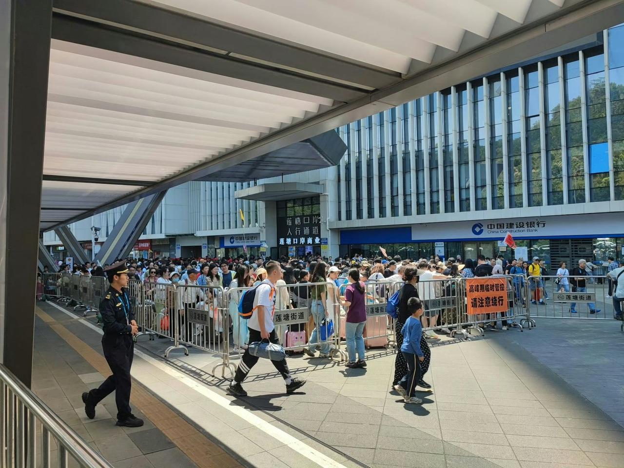 五一黄金周第二天，大批内地游客到香港，多个深港之间口岸十分拥堵！

其中福田口岸
