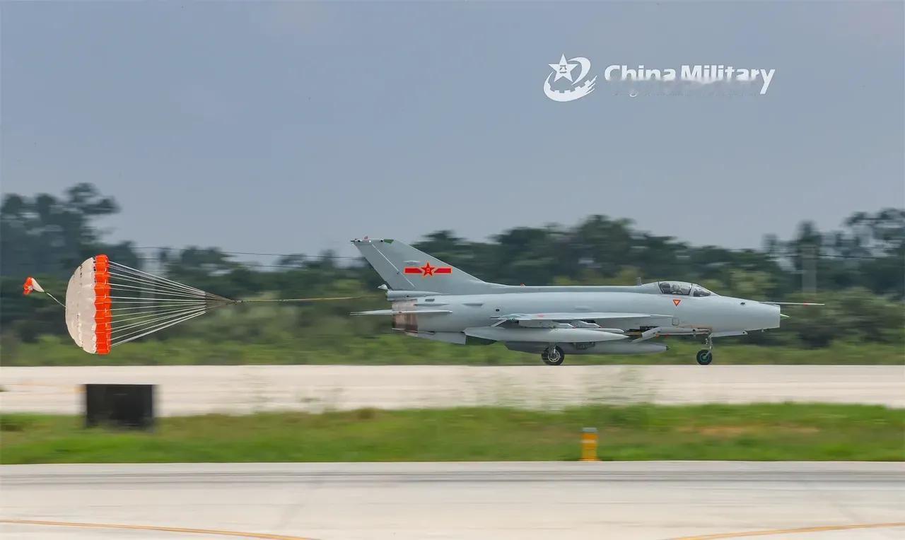 歼-7战斗机未能空军此前预告的那样2023年全部退役，原因应该是有了更好的替代品