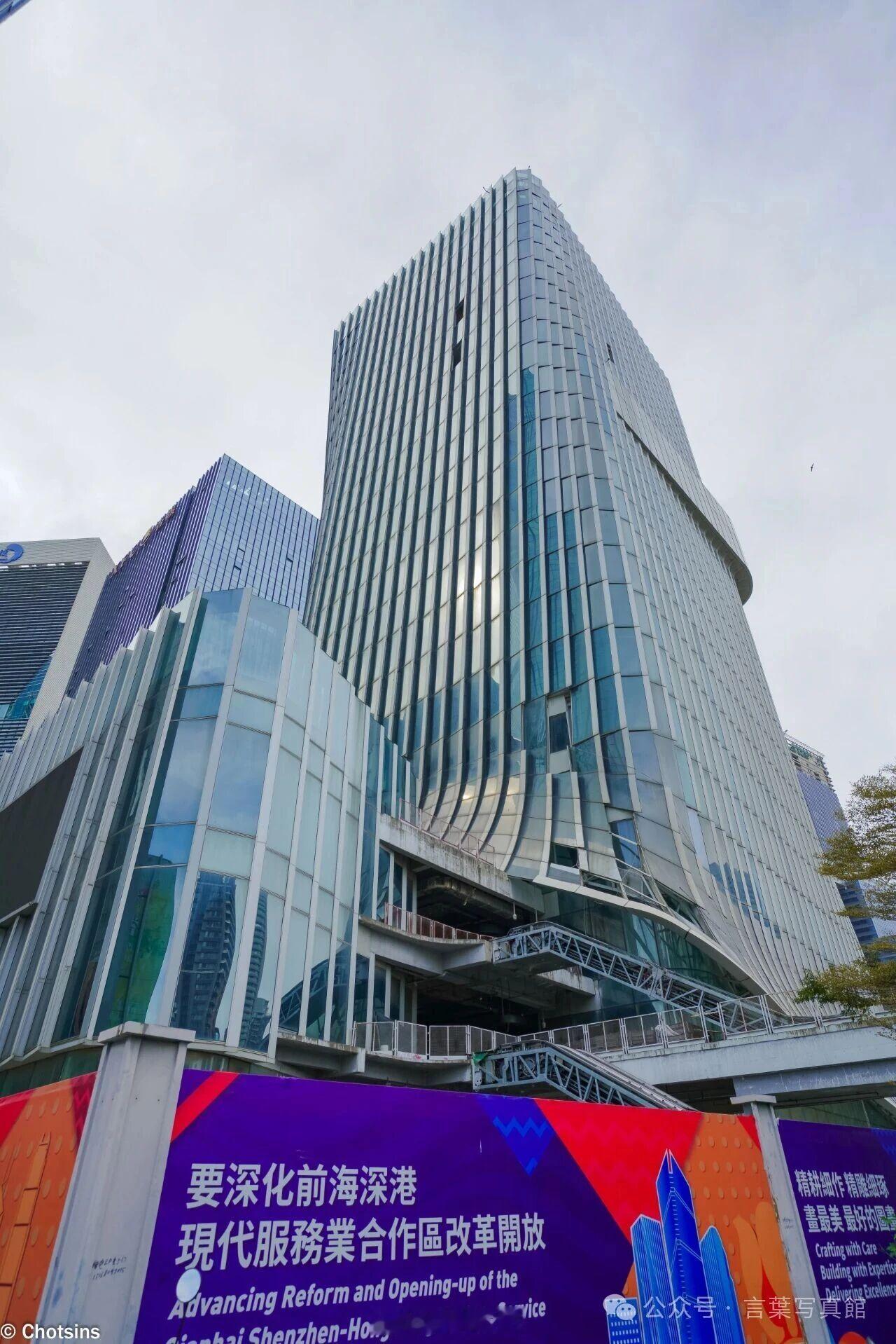 深圳前海的烂尾楼：金立手机大厦。前阵子又拿出来拍卖了，底价12.4亿，以前楼市高