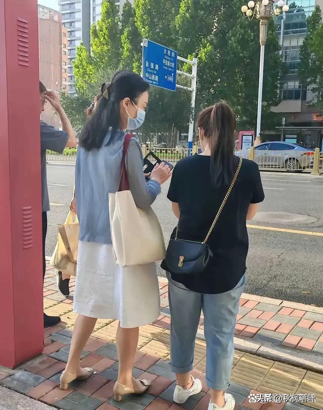 现在的年轻人不如阿姨会穿搭打扮