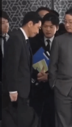 中国司长双手插兜，日本局长站如喽啰，低头欠身，不敢直视中方的眼睛

据央视报道，