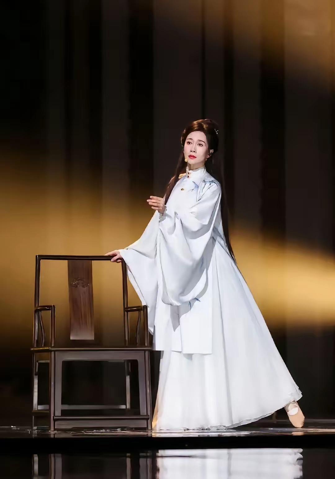 把这两个人放着一起，有什么特殊寓意吗？