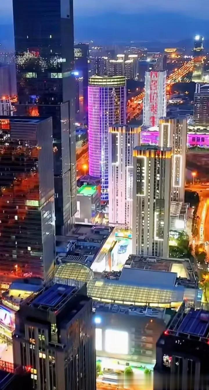 初初一看，以为是美国纽约、日本东京；
仔细一看，怎么都觉得它好像是新加坡、香港；
