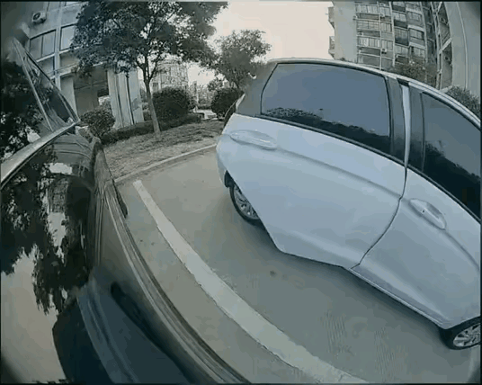 这么大空间竟然还能碰，除了故意还能怎么解释～😯
