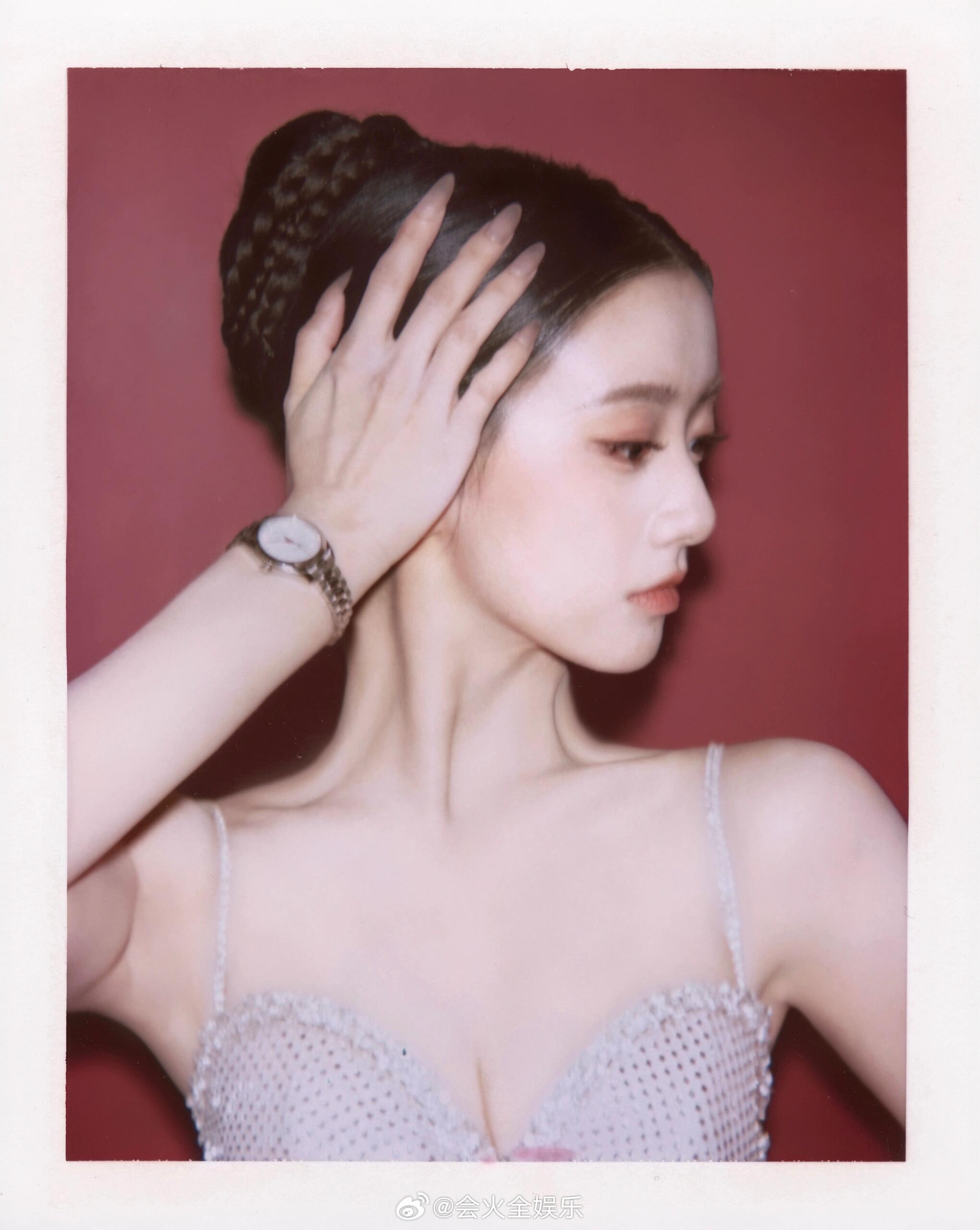 两个很美的小女孩包上恩卢昱晓撕拉片 ​​​