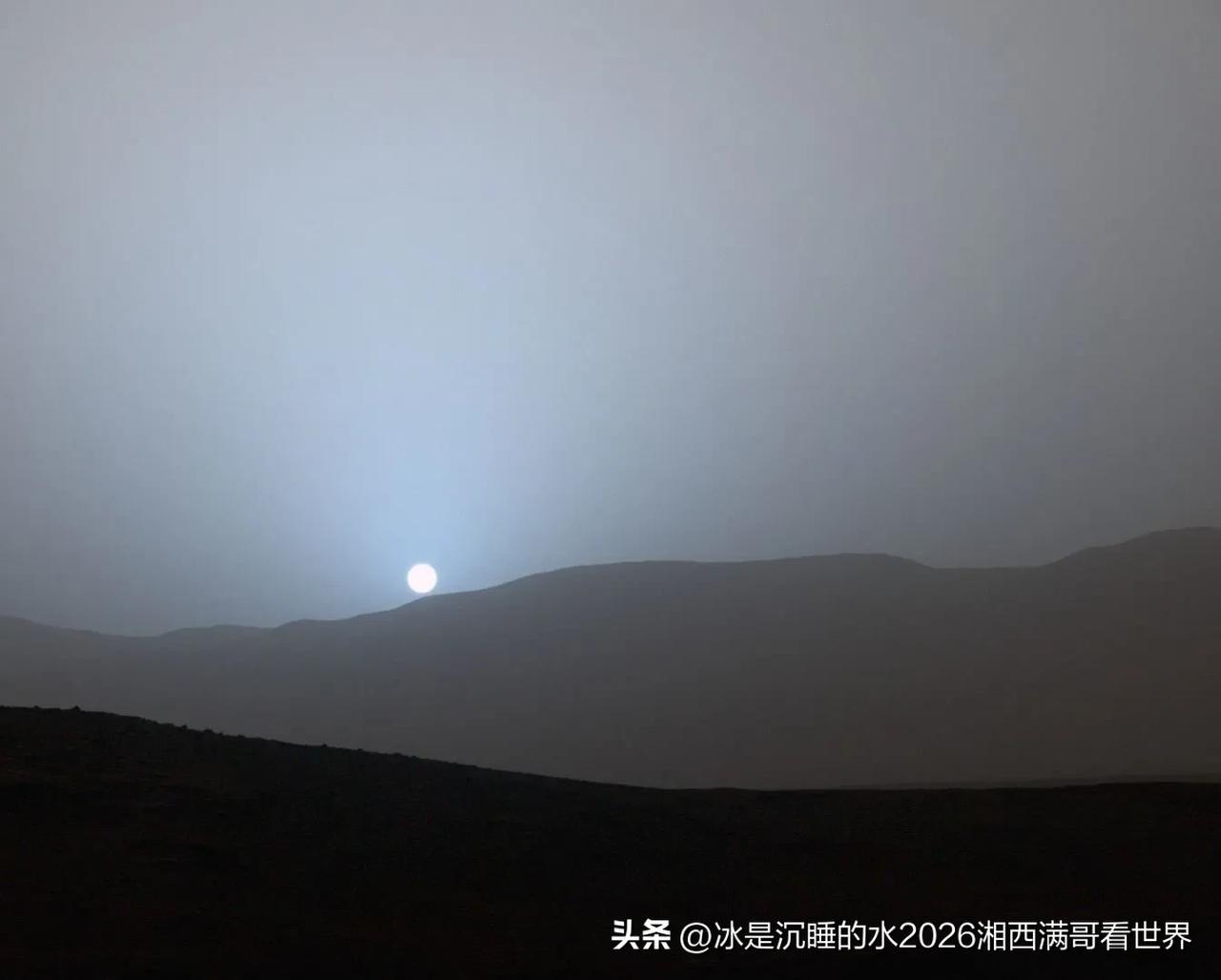 这个灰蒙蒙的、遍地沙砾乱石、凄凉死寂的荒漠世界是美国NASA的火星探测器拍摄的火