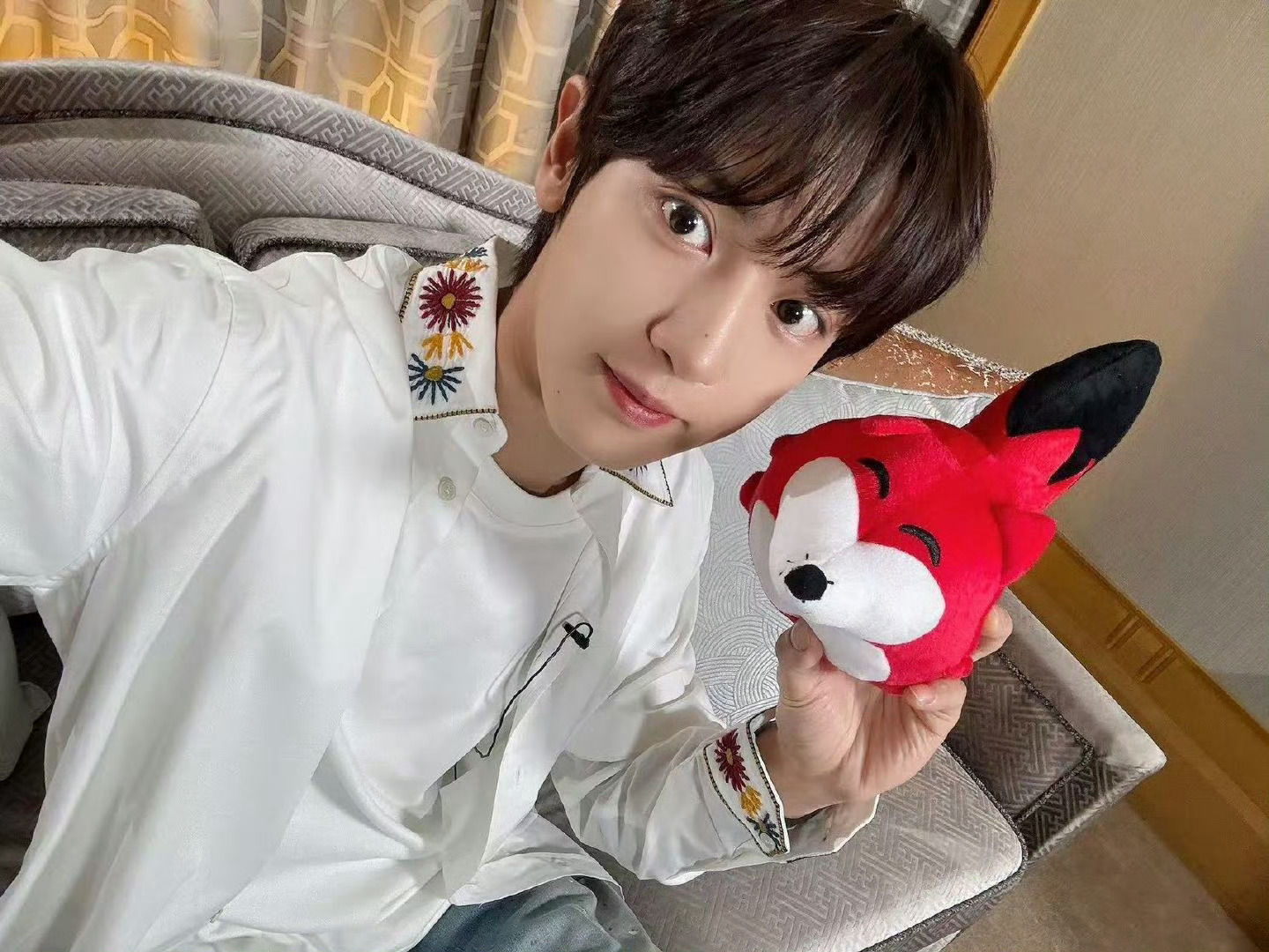 搜狐真的不找朴灿烈做代言人吗，长得真的一模一样呀 