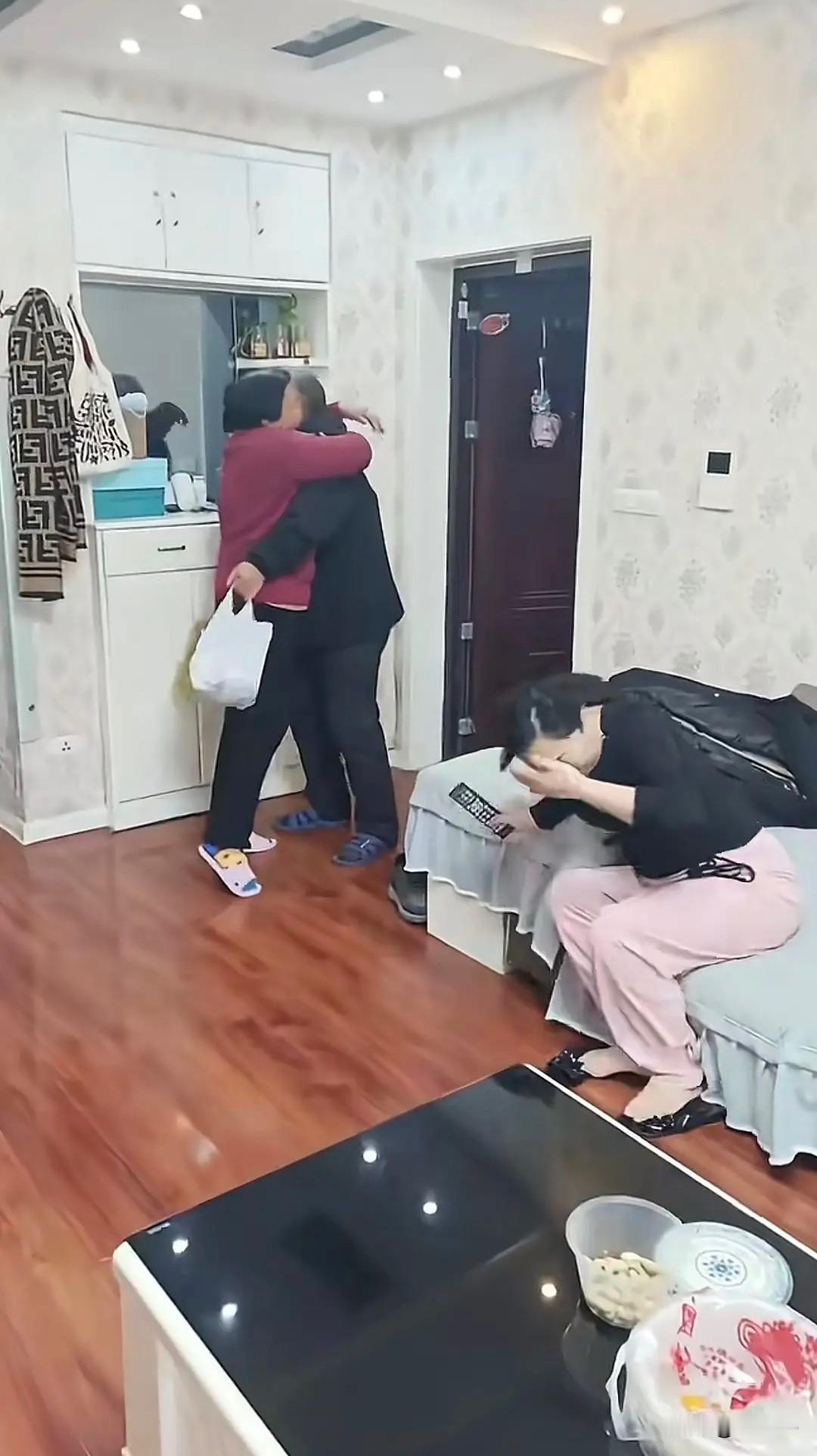 让婆婆来城里给孩子做饭，这都仨月没回村里了。谁能想到啊，她这把岁数了，一看见我公