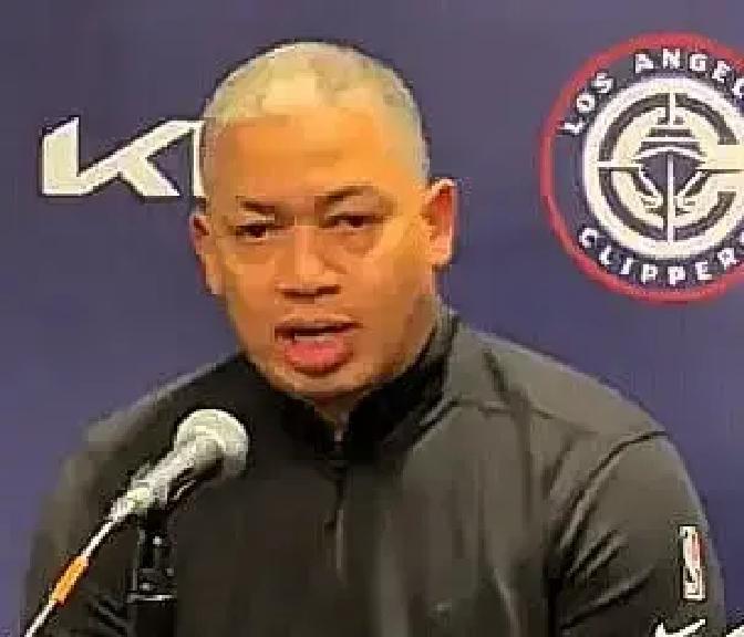 哈登最后还是上了。带着左腿那点不舒服，打了三十来分钟，球队也赢了。但赛前那出戏，