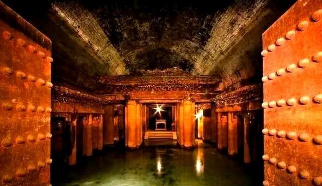 很多人以为殉葬就是把活人关进地宫，门一关，他们就只能哭喊着等死，其实，为了活下去