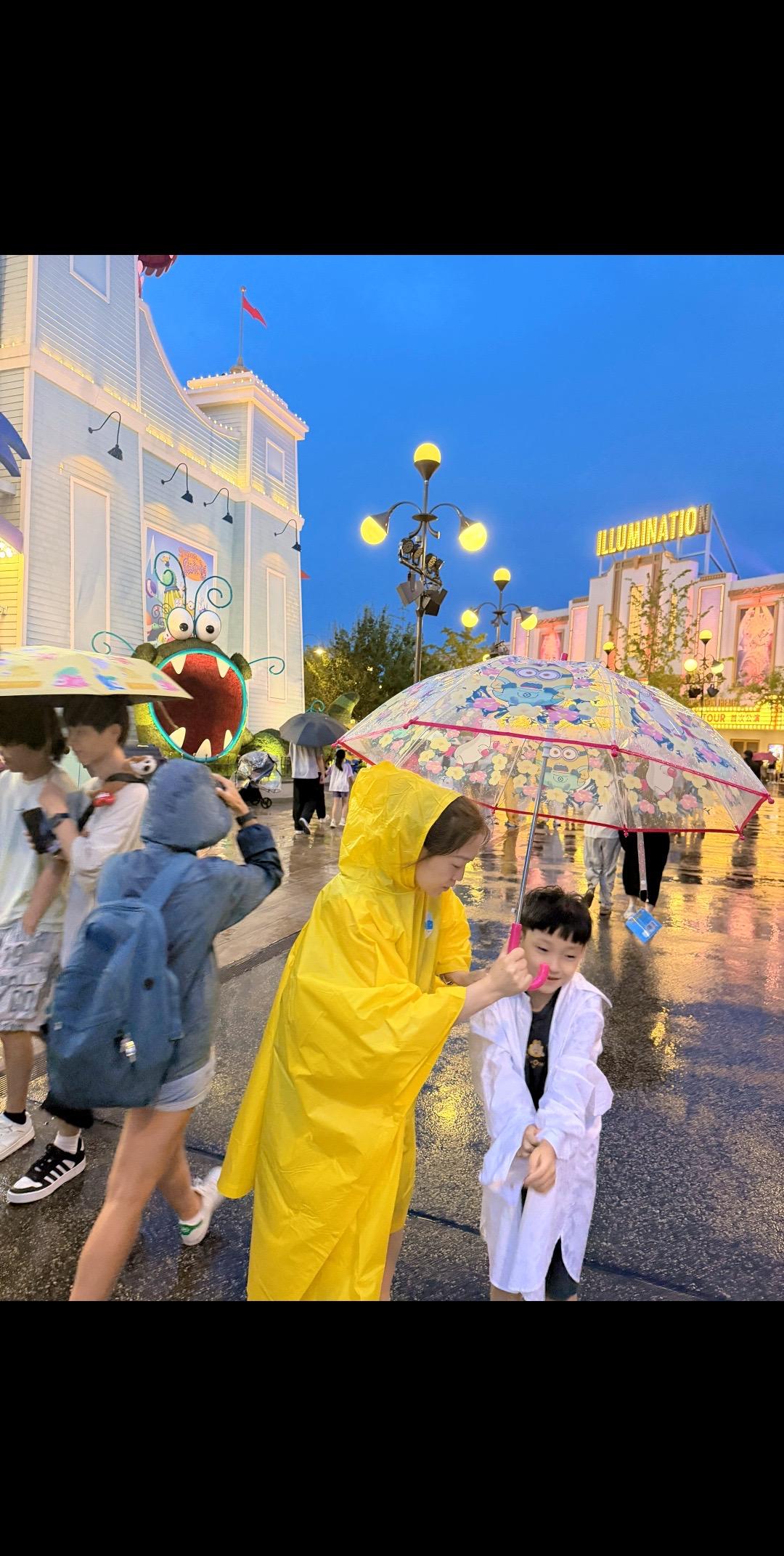 我最好的伴 卡通雨伞 守护你的童话世界 雨中童趣 母子同框