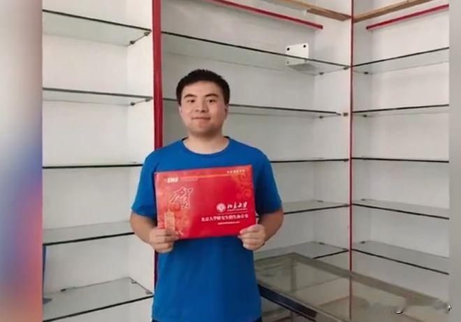 北大录取通知书邮寄到家了，但是家被洪水冲了！真是又悲又喜！

在湖南平江，有一家