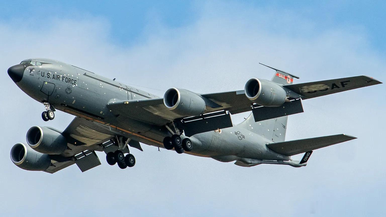 KC-135被伊朗弹片打成筛子，前线维修队贴片抢修，最终飞回本土大修2026年9