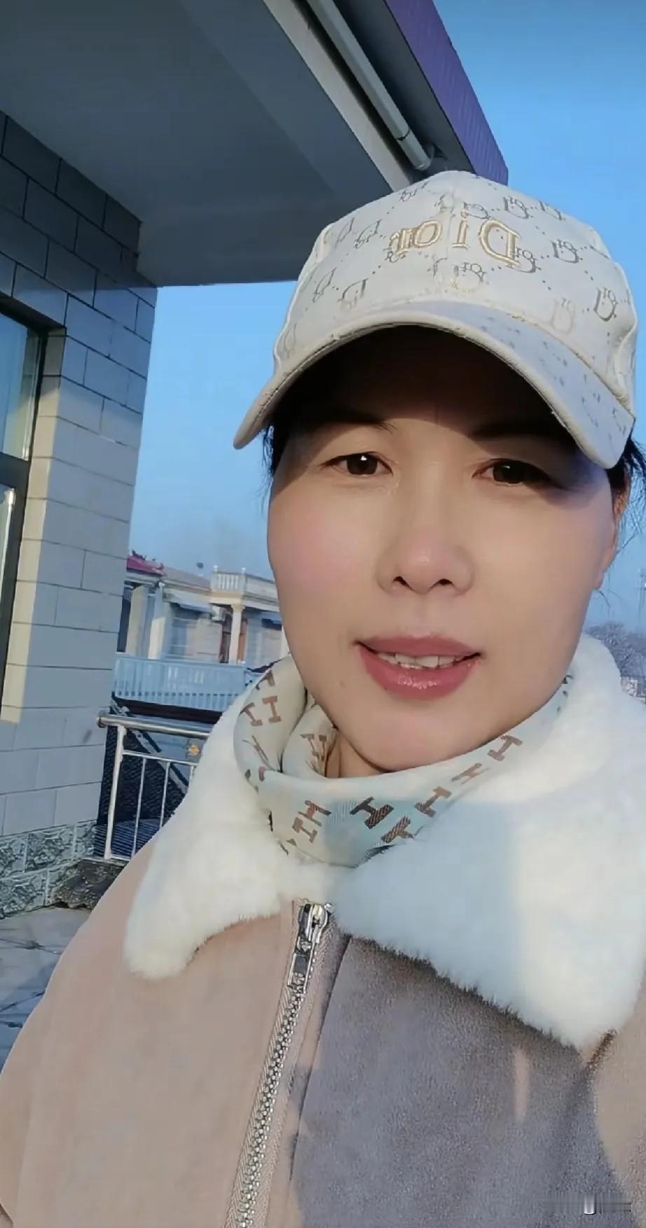 小杨阿姨更新动态:到家了！
昨天，她跟老公一起回河南老家。今天，小杨阿姨特意发视