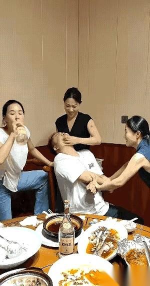 “摁住手、捏住下巴掰开嘴，最后一口酒直接从自己嘴里吐进对方嘴里。”最近网上一段离